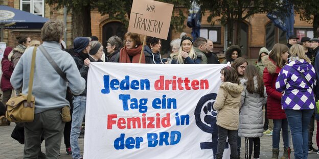 Mahnwache mit Transparent "Jeden dritten Tag ein Femizid in der BRD" in Flensburg Mahnwache mit Transparent "Jeden dritten Tag ein Femizid in der BRD" in Flensburg