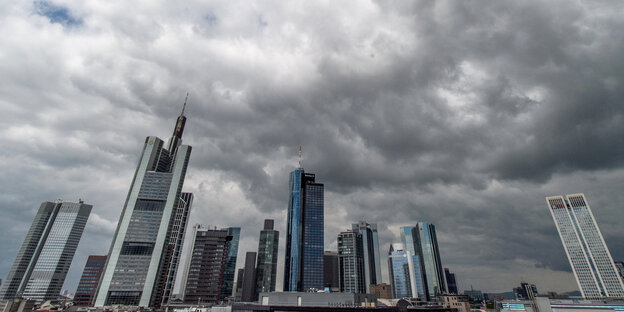 Regenwolken über Frankfurts Skyline Regenwolken über Frankfurts Skyline