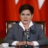 Beata Szydło, eine Frau mit kurzen Haaren und Anzug spricht in ein Mikrofon. Beata Szydło, eine Frau mit kurzen Haaren und Anzug spricht in ein Mikrofon.