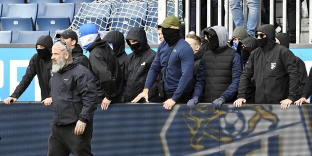 Fans der Grasshoppers Zürich demütigen ihre Profis am Spielfeldrand Fans der Grasshoppers Zürich demütigen ihre Profis am Spielfeldrand