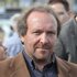Teuvo Hakkarainen, ein Mann mit Ansatz zur Halbglatze und hellbraunem Sakko Teuvo Hakkarainen, ein Mann mit Ansatz zur Halbglatze und hellbraunem Sakko