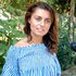 Susanna Ceccardi, eine Frau mit braunen Haaren und einem blau-weiß-gestreiften Oberteil Susanna Ceccardi, eine Frau mit braunen Haaren und einem blau-weiß-gestreiften Oberteil