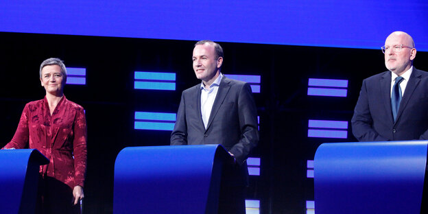 Margrethe Vestager, Manfred Weber und Frans Timmermans stehen an Rednerpulten