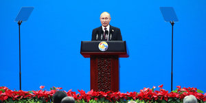 Wladimir Putin hält eine Rede in einem feierlichen Rahmen