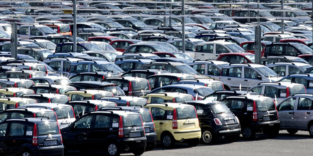 Fiat-Neuwagen warten in Rom auf ihre Verschiffung Fiat-Neuwagen warten in Rom auf ihre Verschiffung