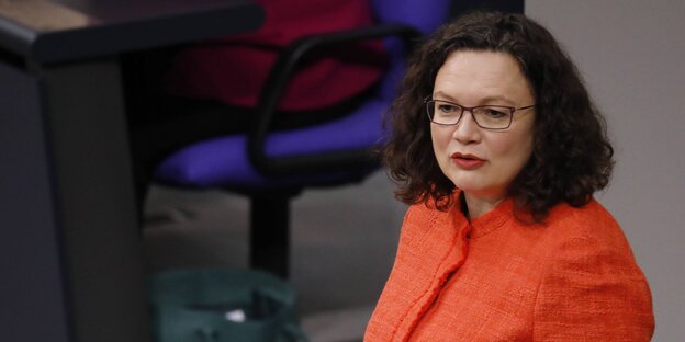 Andrea Nahles steht am Rednerpult im Bundestag Andrea Nahles steht am Rednerpult im Bundestag