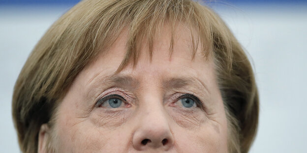 Eine Detailaufnahme von Angela Merkels oberer Kopfpartie Eine Detailaufnahme von Angela Merkels oberer Kopfpartie