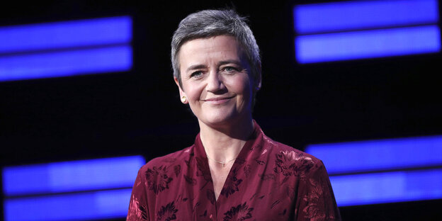 Margrethe Vestager vor einer Wand mit EU-Logo Margrethe Vestager vor einer Wand mit EU-Logo