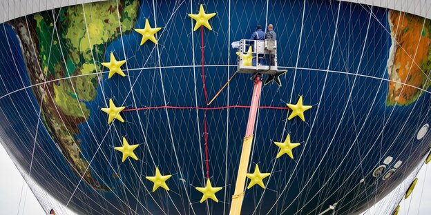 Die Sterne für die Europäische Union werden an einem Aussichts-Ballon angebracht Die Sterne für die Europäische Union werden an einem Aussichts-Ballon angebracht