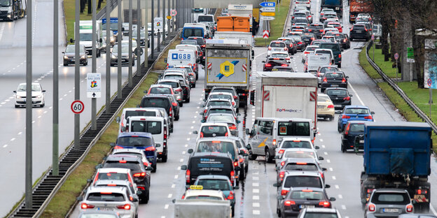 Vierspurige Straße mit Autokolonnen Vierspurige Straße mit Autokolonnen