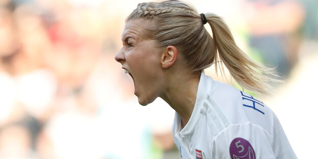 eine Spielerin schreit ihre Freude heraus eine Spielerin schreit ihre Freude heraus