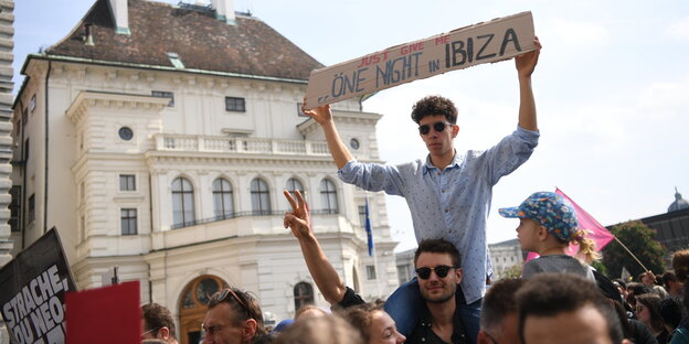 Demo auf dem Ballhausplatz in Wien, ein Mann hält ein Schild hoch mit der Aufschrift "Gib mir nur eine Nacht auf Ibiza" auf englisch Demo auf dem Ballhausplatz in Wien, ein Mann hält ein Schild hoch mit der Aufschrift "Gib mir nur eine Nacht auf Ibiza" auf englisch