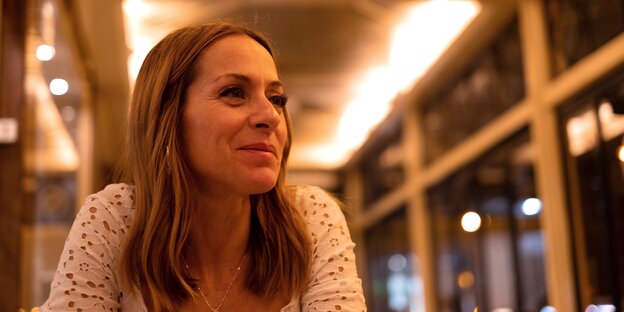 Joana Amaral Dias blickt an der Kamera vorbei Joana Amaral Dias blickt an der Kamera vorbei