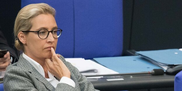 Alice Weidel legt einen Finger auf ihre Lippen Alice Weidel legt einen Finger auf ihre Lippen