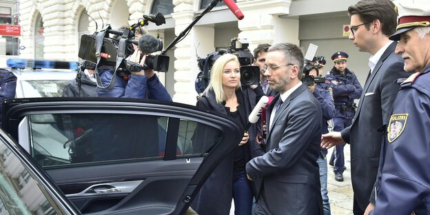 Innenminister Kickl flüchtet vor den Medien in sein Auto Innenminister Kickl flüchtet vor den Medien in sein Auto