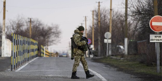Ein Soldat patrouilliert am Checkpoint Hnutove Ein Soldat patrouilliert am Checkpoint Hnutove