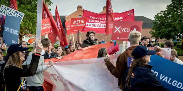 UnterstützerInnen in Dänemark schwenken rote und blaue Banner UnterstützerInnen in Dänemark schwenken rote und blaue Banner