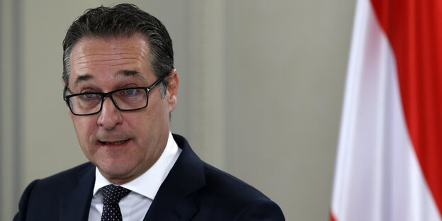Still aus dem Strache-Video, Strache von der Seite, gestikulierend, hinten Johann Gudenus Still aus dem Strache-Video, Strache von der Seite, gestikulierend, hinten Johann Gudenus