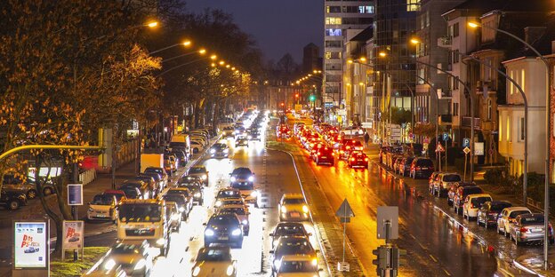 Straße in Essen im Berufsverkehr Straße in Essen im Berufsverkehr