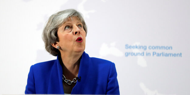 Theresa May schaut bei einer Rede nach links oben Theresa May schaut bei einer Rede nach links oben