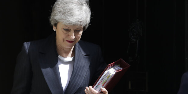 Theresa May auf dem Weg ins britische Unterhaus Theresa May auf dem Weg ins britische Unterhaus