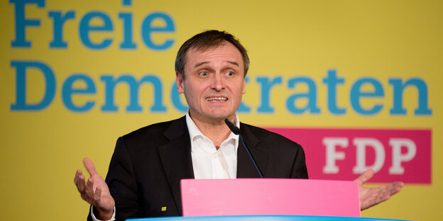 Burkhardt Müller-Sönksen spricht auf einer Landesmitgliederversammlung der FDP. Burkhardt Müller-Sönksen spricht auf einer Landesmitgliederversammlung der FDP.