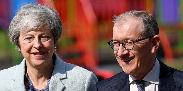 Theresa May und ihr Mann Philip im Sonnenschein Theresa May und ihr Mann Philip im Sonnenschein