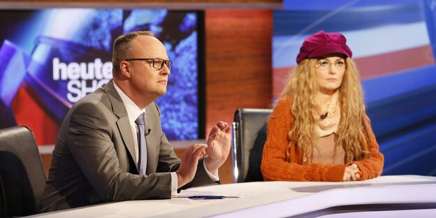 Oliver Welke sitzt neben Martina Hill in einem Fernsehstudio Oliver Welke sitzt neben Martina Hill in einem Fernsehstudio