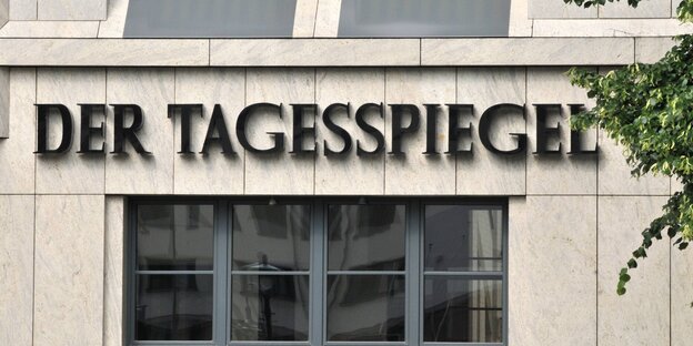 Fassade mit "Tagesspiegel" in schwarzen großen Lettern Fassade mit "Tagesspiegel" in schwarzen großen Lettern
