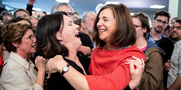 Annalena Baerbock und Katrin Göring-Eckard umarmen sich jubelnd Annalena Baerbock und Katrin Göring-Eckard umarmen sich jubelnd