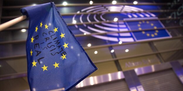 eine blaue EU-Flagge mit dem Schriftzug Climate Crisis is real eine blaue EU-Flagge mit dem Schriftzug Climate Crisis is real