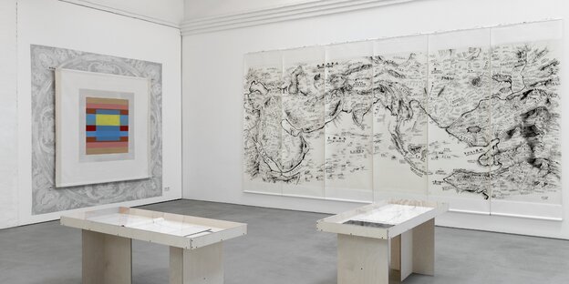 Blick in die Ausstellung mit farbigem abstraktem Bild und einer gezeichneten Landkarte Blick in die Ausstellung mit farbigem abstraktem Bild und einer gezeichneten Landkarte