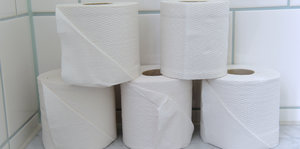 Toilettenpapier, gestapelt, auf einem Schulklo