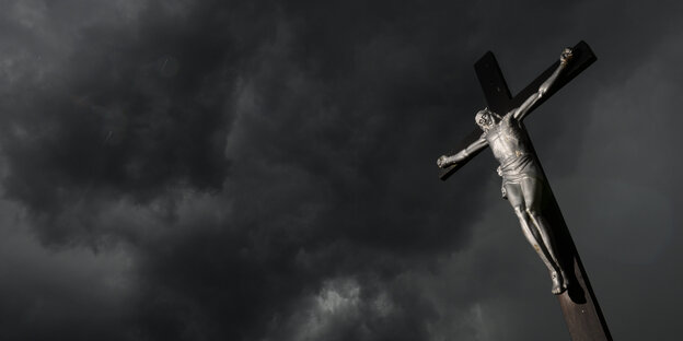 Jesus am Kreuz vor düsterem Himmel