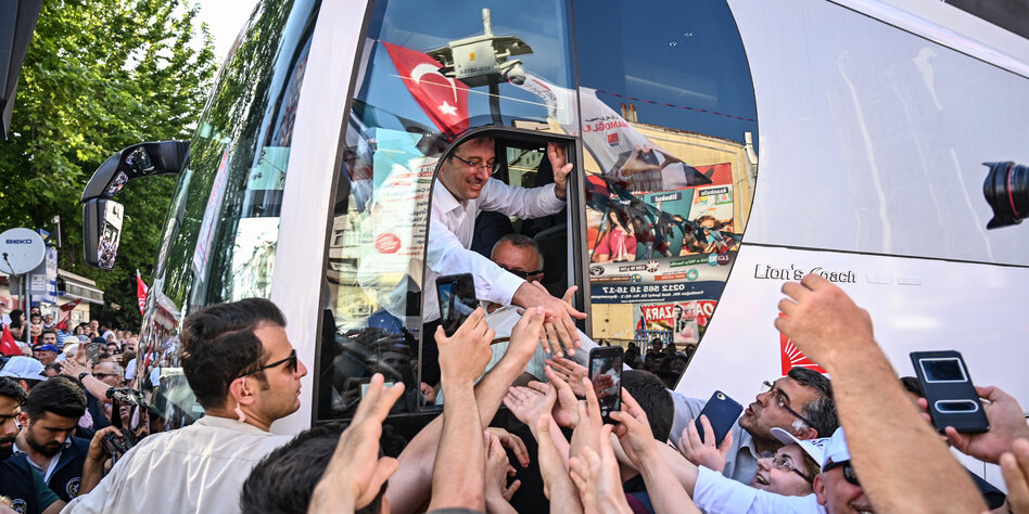 Ekrem Imamoglu beim Wahlkampf in Istanbul