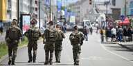 Französische Soldaten patrouillieren vor dem Stadion