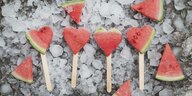 Eis am Stiel in Herzform aus Wassermelonen