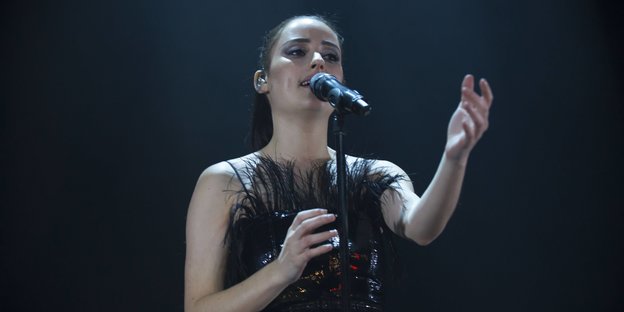 Die Sängerin Banks bei einem Auftritt in London 2017
