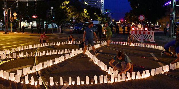 Teilnehmer einer Protestveranstaltung gegen die Kundgebung der rechtsextremistischen Bewegung Pro Chemnitz. Sie haben Kerzen aufgestellt