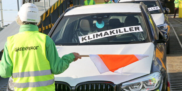 Greenpeace-Aktivisten blockieren am Autoterminal in Bremerhaven das Entladen von SUV-Fahrzeugen, um gegen diese klimaschädlichen Fahrzeuge zu protestieren