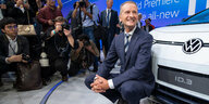 VW-Chef Diess in der Knie vor VW-Elektroauto