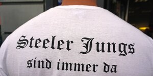 Der Rücken eines Nazis, der ein T-Shirt trägt auf dem steht: "Steeler Jungs sind immer da"
