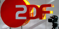 Logo des ZDF, daneben eine Kamera
