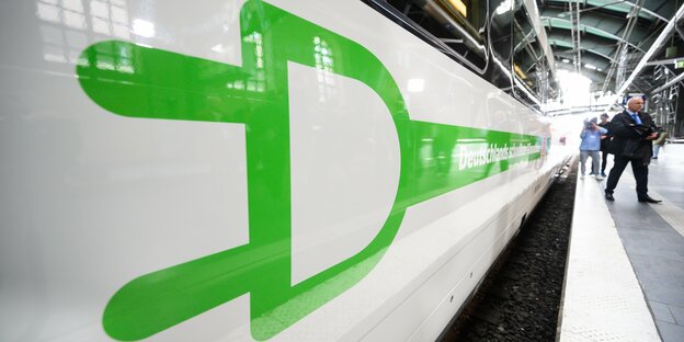 Ein neue ICE der Bahn mit einem neuen Logo: einen überdimensionalen Stecker in grüner Farbe – von wegen Ökostrom