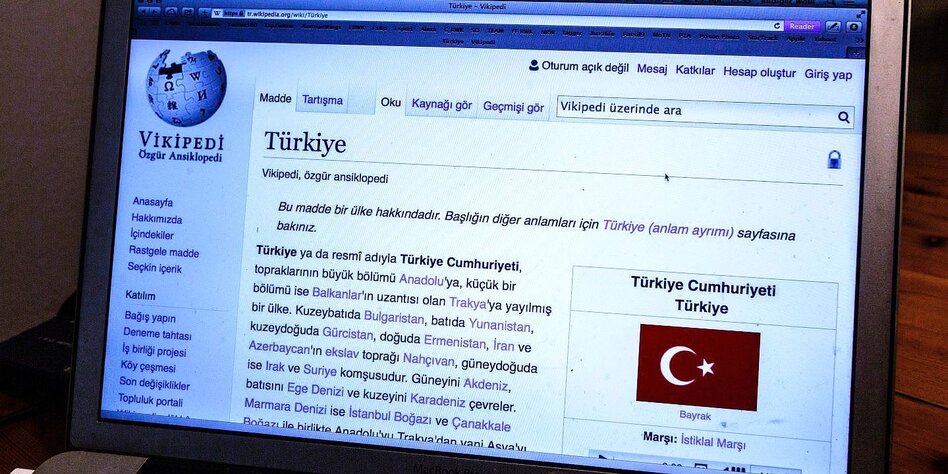 Bildschirm mit der türkischen Version von Wikipedia
