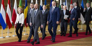 Ursula von der Leyen (CDU, l), Präsidentin der Europäischen Kommission, gehen zur Aufstellung eines Gruppenfotos mit den Staats- und Regierungschefs der Westbalkanländer