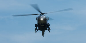 Ein Hubschrauber vor blauem Himmel
