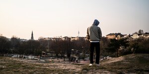 Dealer auf einem Hügel im Görlitzer Park in Kreuzberg