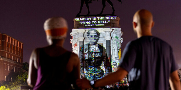 Harriet Tubman wird auf die Statue des Generalkonföderierten Robert E. Lee in Richmond, Virginia, USA, projiziert mit dem Schriftzug "Slavery is the next thing to hell"