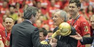 IHF-Präsident Moustafa überreicht den WM Pokal 2019 an die dänische Mannschaft